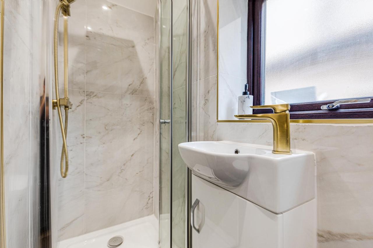Walsall - 4 Bedroom House, Wi-Fi, Garden , Sleeps 8 - Jrr Stays Bescot Εξωτερικό φωτογραφία