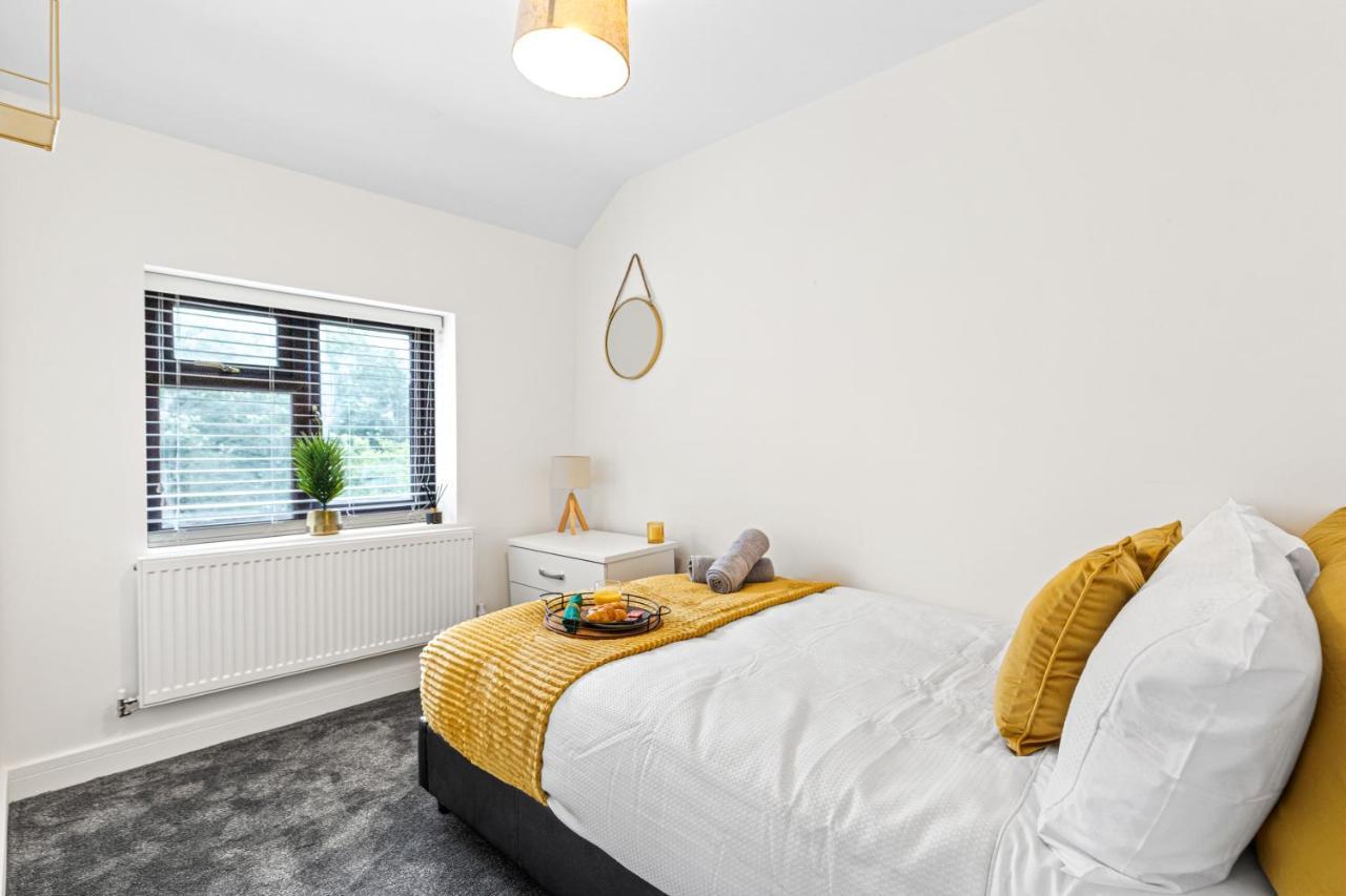Walsall - 4 Bedroom House, Wi-Fi, Garden , Sleeps 8 - Jrr Stays Bescot Εξωτερικό φωτογραφία