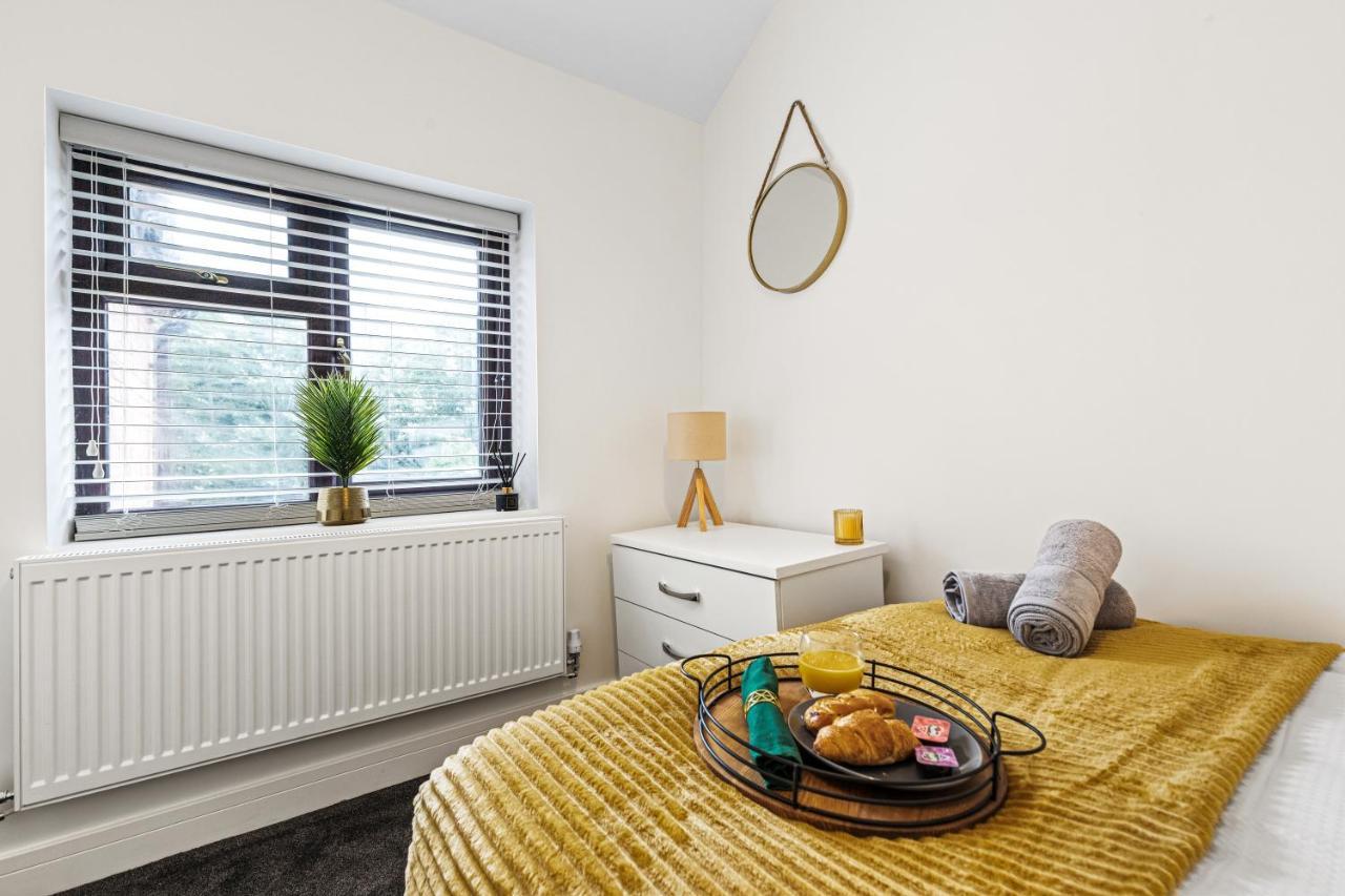 Walsall - 4 Bedroom House, Wi-Fi, Garden , Sleeps 8 - Jrr Stays Bescot Εξωτερικό φωτογραφία