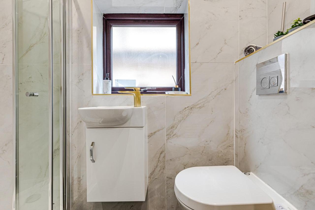 Walsall - 4 Bedroom House, Wi-Fi, Garden , Sleeps 8 - Jrr Stays Bescot Εξωτερικό φωτογραφία