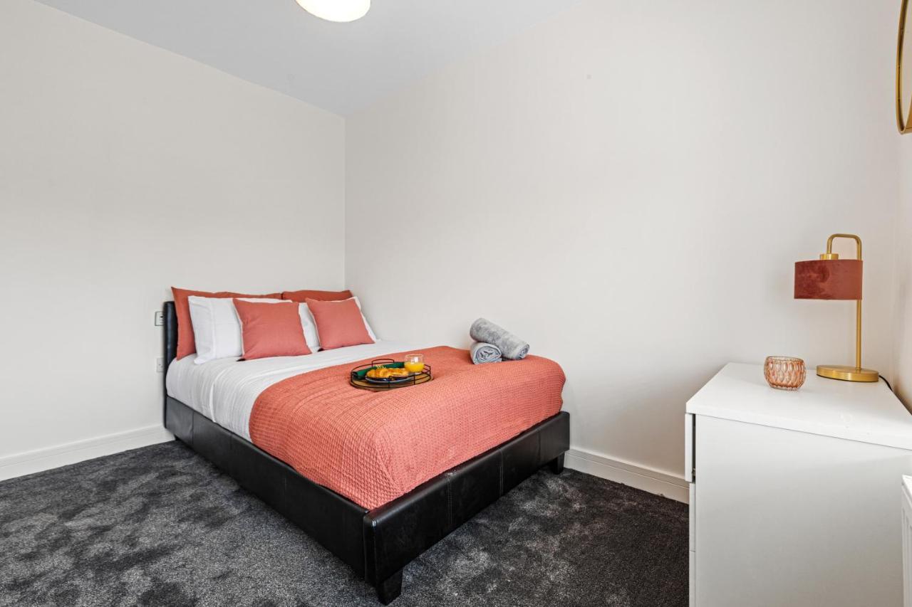 Walsall - 4 Bedroom House, Wi-Fi, Garden , Sleeps 8 - Jrr Stays Bescot Εξωτερικό φωτογραφία